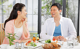 リビングで談笑する夫婦