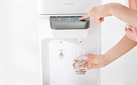 ウォーターサーバーからコップに水を注ぐ様子