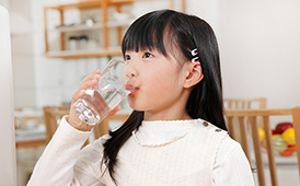水を飲む女の子
