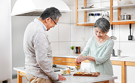お茶を入れる夫婦