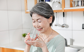 水を飲む女性