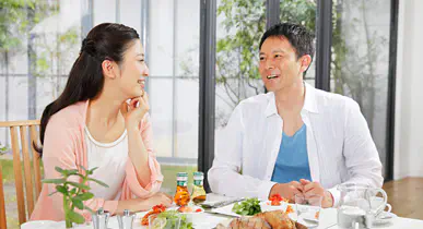食卓で談笑する夫婦