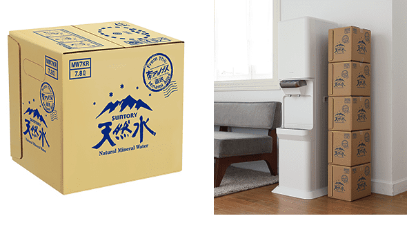 ダンボールの素材を活かし、シンプルな線画で「水と生きる」サントリー天然水ブランドの世界観を表現しました。イラストだけが見えるように置くことができ、注意書きなどの文字情報が見えず、スッキリした印象で置いていただけます。