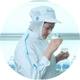 水の品質チェックを行う女性