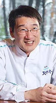 インタビューに答える山口勝義