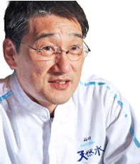 インタビューに答える山口勝義
