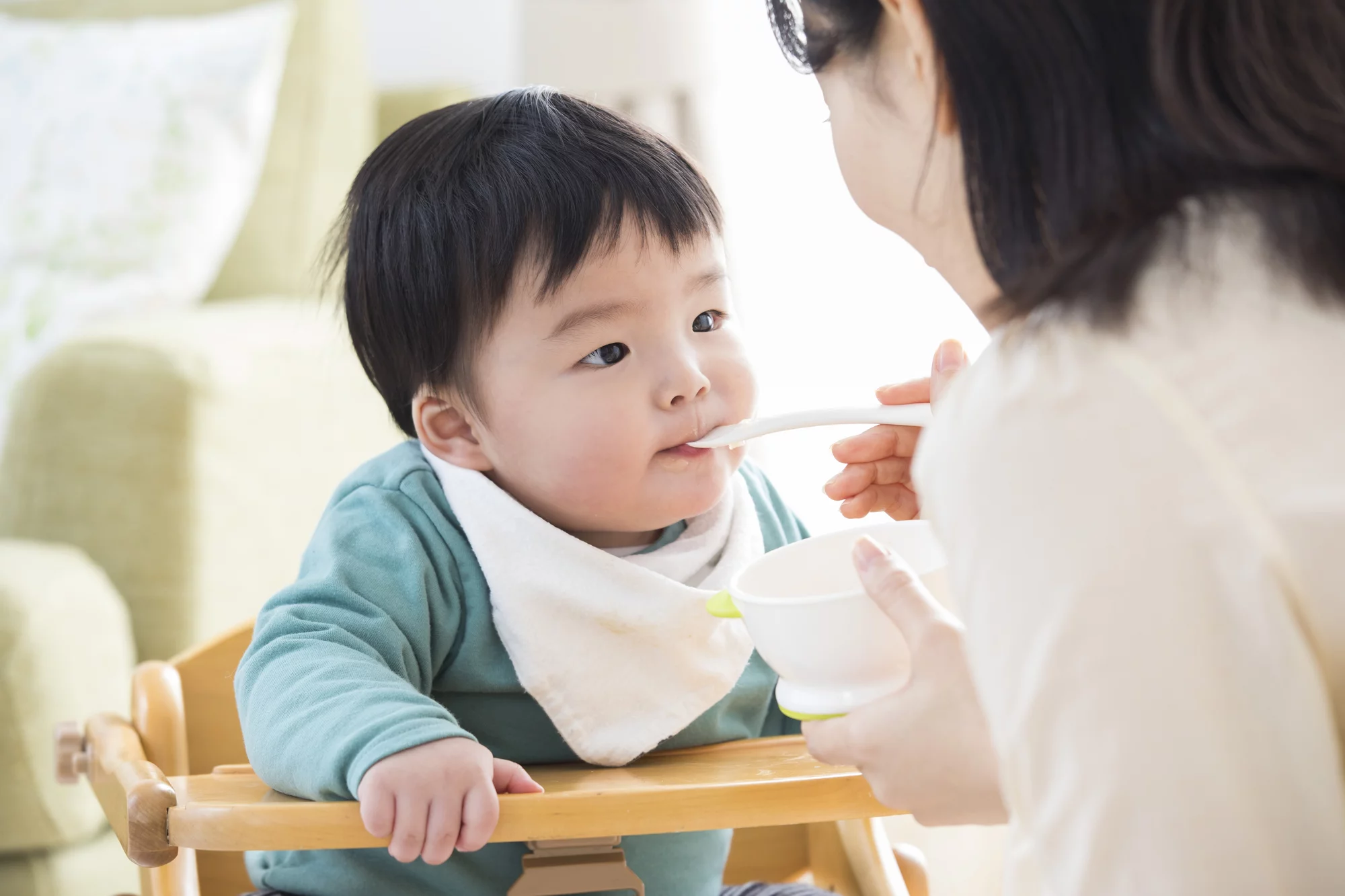 離乳食には水が命！作る際の注意点とおすすめ食材を解説